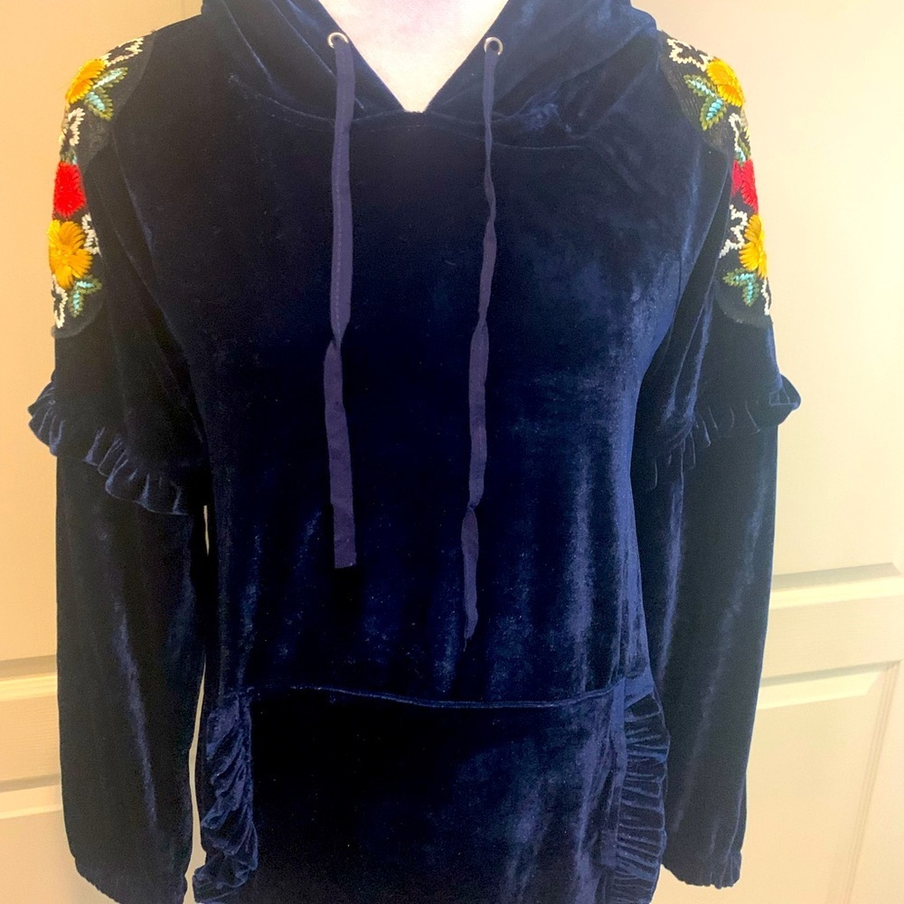 NWT hem & thread Velvety embroidered long sleeve poncho, small